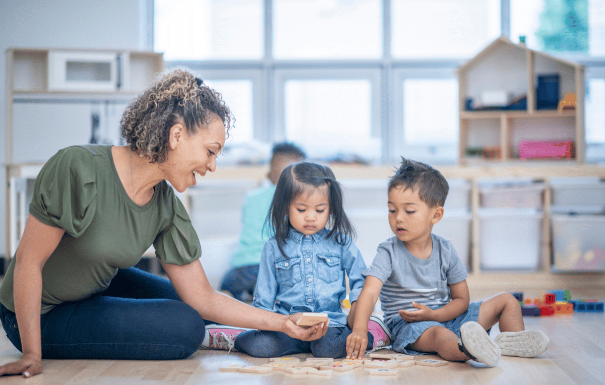 Éducatrice apprenant à gérer les besoins particuliers en langage en garderie