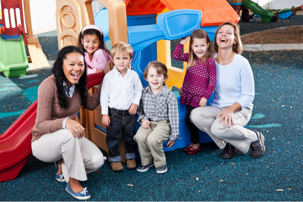 Enfants dans la cour pour stimuler le langage