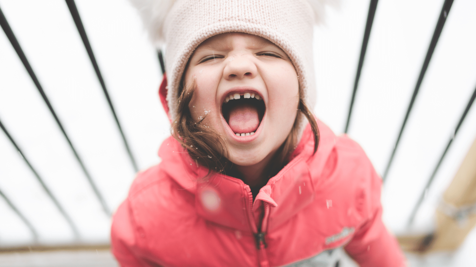 Enfant en colère en garderie illustrant une tempête émotionnelle liée à un manque de langage